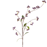 De Kunstbloem Bessen 95 cm paars heeft een enkele bruine stengel met meerdere takken, versierd met trossen paarse bessen en enkele groene bladeren, perfect geïsoleerd op een witte achtergrond.