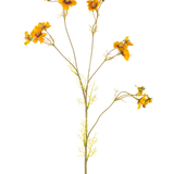 De Kunstbloem Cosmos 95 cm geel heeft een enkele hoge steel met dunne takken, elk versierd met trossen helder oranje-gele bloemen en delicate groene bladeren, tegen een effen witte achtergrond.