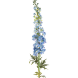 Een enkele steel van Kunstbloem Ridderspoor 137 cm donkerblauw, met meerdere donkerblauwe kunstbloesems en groene bladeren, gerangschikt langs de bovenste steel en tegen een witte achtergrond.