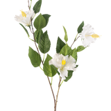De Kunstbloem Hibiscus 89 cm crème heeft een tak met groene bladeren en drie crèmekleurige hibiscusbloemen met gele meeldraden tegen een effen witte achtergrond.