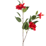 De Kunstbloem Hibiscus 89 cm rood heeft een enkele steel met drie levendige rode hibiscusbloemen en weelderige groene bladeren tegen een witte achtergrond.