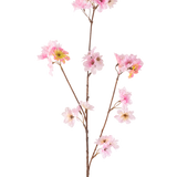 De Kunstbloem Kersenbloesem 85 cm roze heeft een enkele bruine steel met meerdere takken, elk versierd met trosjes delicate lichtroze kunstkersenbloesem bloemen, tegen een effen witte achtergrond.