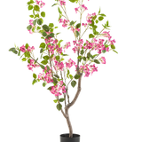 De Kunstplant Bougainvillea 120 cm heeft meerdere takken, groene bladeren en trossen levendige roze bloemen tegen een effen witte achtergrond.