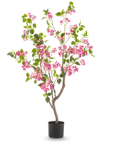 De Kunstplant Bougainvillea 120 cm heeft meerdere takken, groene bladeren en trossen levendige roze bloemen tegen een effen witte achtergrond.