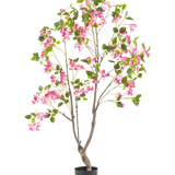 De Kunstplant Bougainvillea 150 cm is een hoge kunstplant met meerdere takken, groene bladeren en levendige roze bloemen in een zwarte pot, tegen een effen witte achtergrond.