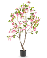 De Kunstplant Bougainvillea 150 cm is een hoge kunstplant met meerdere takken, groene bladeren en levendige roze bloemen in een zwarte pot, tegen een effen witte achtergrond.
