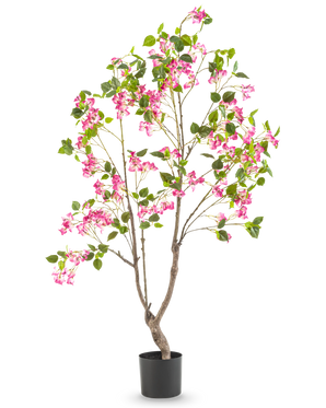 De Kunstplant Bougainvillea 150 cm is een hoge kunstplant met meerdere takken, groene bladeren en levendige roze bloemen in een zwarte pot, tegen een effen witte achtergrond.