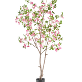 De Kunstplant Bougainvillea 210 cm is een hoge kunstboom met slanke bruine takken, groene bladeren en trossen felroze bloemen in een eenvoudige zwarte pot tegen een witte achtergrond.