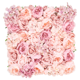 De Kunsthaag Bloemen 50x50 cm heeft een vierkant display van roze en blush rozen, pioenrozen en hortensia's dicht op elkaar voor een zachte, elegante uitstraling tegen een witte achtergrond.