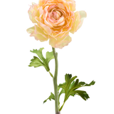De Kunstbloem Ranonkel 51 cm zalm roze heeft een enkele kunst ranonkel bloem in zachte zalmroze tinten met gelaagde bloemblaadjes en groene blaadjes op een lange steel, tegen een witte achtergrond.