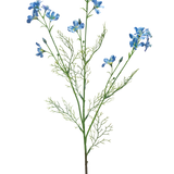 De Kunstbloem Wilde Delphinium 71 cm blauw heeft een lange, slanke groene stengel met slierterige bladeren en trosjes blauwe bloemen die zich vertakken in de top, tegen een witte achtergrond.