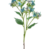 De Kunstbloem Wilde Hortensia 62 cm blauw/groen heeft een enkele kunststengel met trossen blauwe en groene bloemen en enkele groene bladeren, afgebeeld tegen een witte achtergrond.