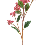 De Kunstbloem Japanse Bes 62 cm donker roze heeft een enkele kunststengel met trosjes kleine donkerroze bloemen en enkele groene bladeren, tegen een witte achtergrond.