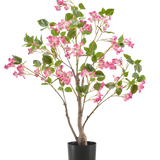 De Kunstplant Bougainvillea 90 cm is een kunstplant in pot met meerdere takken, groene bladeren en veel roze bloemen in een eenvoudige zwarte pot, afgebeeld tegen een effen witte achtergrond.