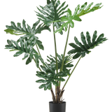 De Kunstplant Philodendron 90 cm heeft grote, glanzende donkergroene gespleten bladeren en meerdere rechtopstaande stelen in een hoge pot, tegen een effen witte achtergrond.