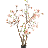 De Kunstplant Magnolia 180 cm is een kunstboom in pot met meerdere takken, lichtroze bloemen en groene bladeren tegen een effen witte achtergrond.