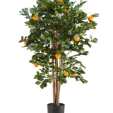 De Kunstplant Sinaasappelboom 120 cm heeft glanzende groene bladeren en levendige oranje vruchten in een eenvoudige zwarte pot, perfect om elke ruimte op te fleuren.