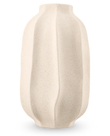 De Vaas Petal Shade 30 cm beige is een vaas van gestructureerd keramiek met een matte afwerking en organische golvende verticale richels tegen een lichtgrijze achtergrond.