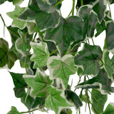 Close-up van Kunst Klimop 130 cm groen/wit, met kunstmatige klimopbladeren met gedetailleerde vormen, aderpatronen en variërende groene tinten met witte randen tegen een witte achtergrond.