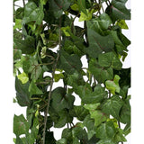 Close-up van dichte, groene bladeren met zichtbare nerven en stengels aan de Kunst klimop hangplant 125 cm brandvertragend, tegen een effen witte achtergrond.