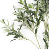Een close-up van Kunst olijfblad 90 cm brandvertragend met slanke, langwerpige bladeren tegen een witte achtergrond - ideaal voor een UV-bestendig mediterraan decor.