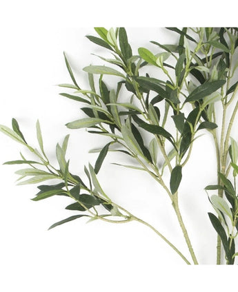 Een close-up van Kunst olijfblad 90 cm brandvertragend met slanke, langwerpige bladeren tegen een witte achtergrond - ideaal voor een UV-bestendig mediterraan decor.
