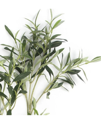 Een close-up van het Kunst olijfblad 90 cm brandvertragend toont groene, slanke takken met smalle bladeren tegen een witte achtergrond - ideaal voor mediterrane decoratie.