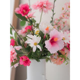 De Kunstbloem Margriet 60 cm wit/roze, een witte vaas met roze en witte kunstmargrieten, staat tegen een lichte, neutrale achtergrond.