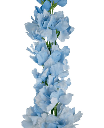 De Kunstdelphinium Real Touch Blauw 90cm is een verticale guirlande van zachte, lichtblauwe kunstbloemen met ruches op een groene steel, tegen een witte achtergrond.