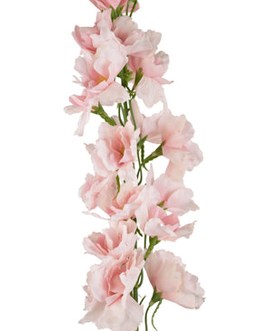 Een close-up van de Kunstdelphinium Real Touch Roze 90cm kunstbloemslinger, met meerdere zachtroze bloesems en groene stelen, tegen een witte achtergrond.