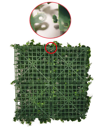 De Kunsthaag varen/conifeer 50x50 cm heeft een groen plastic raster met kunstbladeren; een inzetcirkel toont het in elkaar grijpende klikmechanisme op de rand van het paneel, ideaal om een weelderige kunsthaag buiten te creëren.