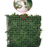 De Kunsthaag Groensteel 50x50 cm UV is een groen kunstbeplantingspaneel met een rasterrug, van boven afgebeeld met een close-up van het in elkaar grijpende mechanisme om meerdere panelen aan elkaar te koppelen.