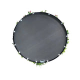 Een Kunsthaag op Zwart Frame Ø100 cm trampoline, van bovenaf gezien met groene bladeren en roze bloemen rond de rand, tegen een witte achtergrond.