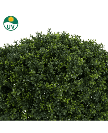 Een close-up van de Kunstplant Buxus op stam romeinse stijl UV 95cm toont dichte, glanzend groene kunstbladeren. Een UV-beschermingssymbool linksboven benadrukt de geschiktheid voor buitengebruik.