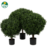 De Kunstplant Buxus op stam romeinse stijl UV 95cm heeft drie kunst vormbomen met dicht, rond groen gebladerte in zwarte potten, gegroepeerd op een witte achtergrond. Een UV-icoon geeft aan dat ze UV-bestendig zijn.