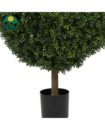 Een close-up van de Kunstplant Buxus op stam Romeinse stijl UV 95cm toont dichte groene bladeren en een bruine stam in een zwarte cilindrische pot. Een UV-beschermd symbool met een zon en "UV" tekst verschijnt in de linkerbovenhoek.