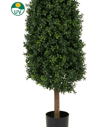 De Kunstplant Buxus Pyramide UV 120 cm heeft dichte groene bladeren in een zwarte pot. In de linkerbovenhoek staat een UV-beschermingssymbool tegen een witte achtergrond.