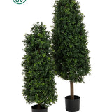 Twee Kunstplant Buxus Pyramide UV 120 cm vormbomen met dicht, donkergroen blad in zwarte potten worden naast elkaar getoond. Boven de kunstplanten op een witte achtergrond staat een groen UV-beschermingssymbool.