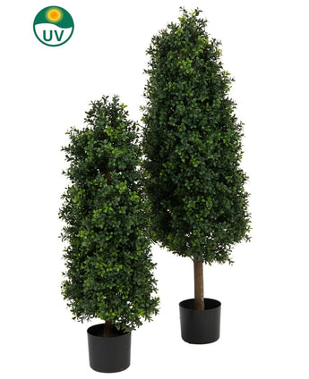 Twee Kunstplant Buxus Pyramide UV 120 cm vormbomen met dicht, donkergroen blad in zwarte potten worden naast elkaar getoond. Boven de kunstplanten op een witte achtergrond staat een groen UV-beschermingssymbool.