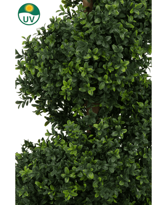 De Kunst Buxus Spiraal Romeinse stijl UV 120cm heeft dicht, weelderig groen kunstgroen gebladerte met kleine blaadjes en een UV-bestendigheidssymbool met een zonnepictogram in de linkerbovenhoek.