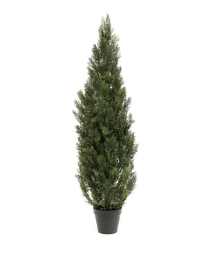 De Kunstplant Conifeer UV 150 cm is een hoge, groene kunstden met dicht, naaldachtig blad, afgebeeld tegen een effen witte achtergrond.