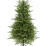 De Kunstkerstboom "Sigrid" 100% PE is een volle, groene kunstkerstboom met dichte PE takken die echt aanvoelen. De boom staat rechtop op een zwarte metalen standaard tegen een effen witte achtergrond.