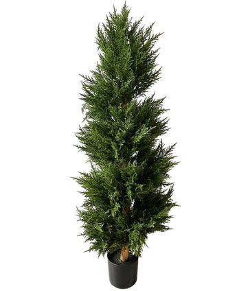 Een Kunstplant Conifer Spiraal UV 120 cm, bestaande uit een hoge, spiraalvormige kunstconifer met dichte, veerachtige groene takken in een pot, wordt getoond tegen een effen witte achtergrond.