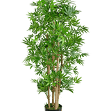 De Kunstplant Japanse Bamboe 120 cm is een hoge kunstbamboeplant met slanke groene bladeren en lichtbruine stengels, gepresenteerd in een eenvoudige zwarte pot tegen een witte achtergrond.