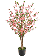 De Kunstplant Kersenbloesem 120 cm roze heeft meerdere bruine stammen met roze bloesem en groene bladeren, in een zwarte pot met groen mos aan de basis, tegen een witte achtergrond.