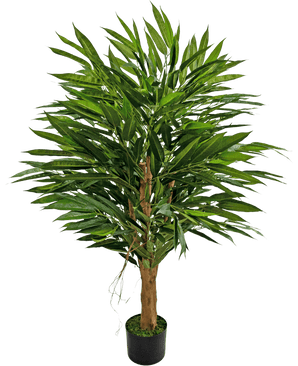De Kunstplant Longfolia 120 cm is een hoge kunstboom met slanke groene bladeren en een bruine stam, in een zwarte pot met groen mos, tegen een effen witte achtergrond.