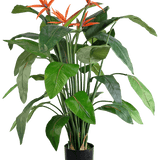 De Kunstplant Strelitzia 120 cm is een kunstparadijsvogel in pot met grote groene bladeren en verschillende oranje, kraanvogelachtige bloemen die boven het gebladerte uitsteken.