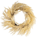 Een ronde Kunstkrans Pampass van 60 cm in beige, vervaardigd uit gedroogd, pluizig, lichtbruin gras met een luchtige textuur en een luchtige uitstraling, tegen een witte achtergrond.