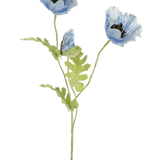 Aquarel illustratie van Kunstbloem klaproos 73 cm blauw met twee bloeiende blauwe klaproos bloemen en een knop met groene stengels en bladeren op een witte achtergrond.