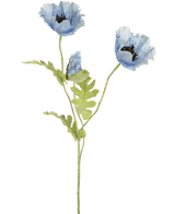 Aquarel illustratie van Kunstbloem klaproos 73 cm blauw met twee bloeiende blauwe klaproos bloemen en een knop met groene stengels en bladeren op een witte achtergrond.